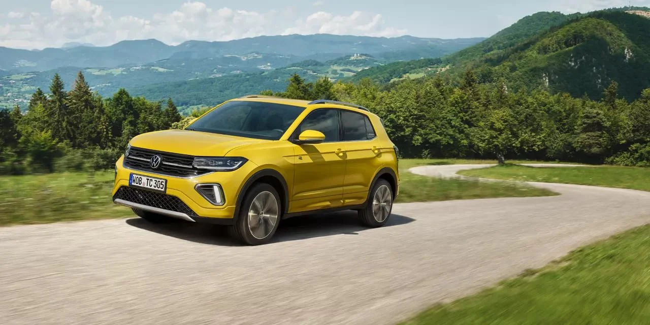 Das Exterior des VW T-Cross. Das Fahrzeug befährt eine Landstraße