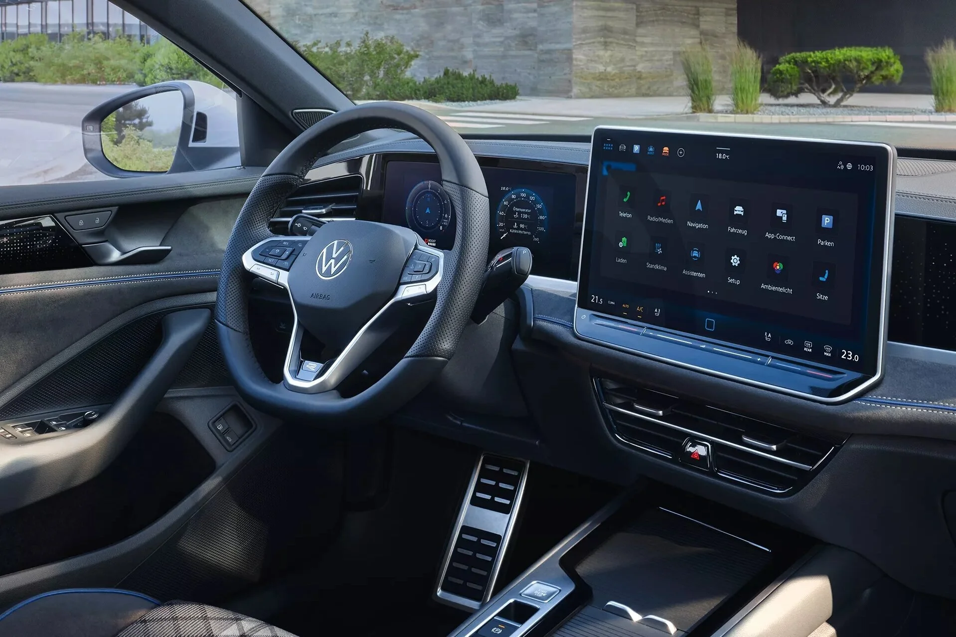 Das Interior des Volkswagen Pasat - Blick auf das Infotainment Display sowie das Lenkrad