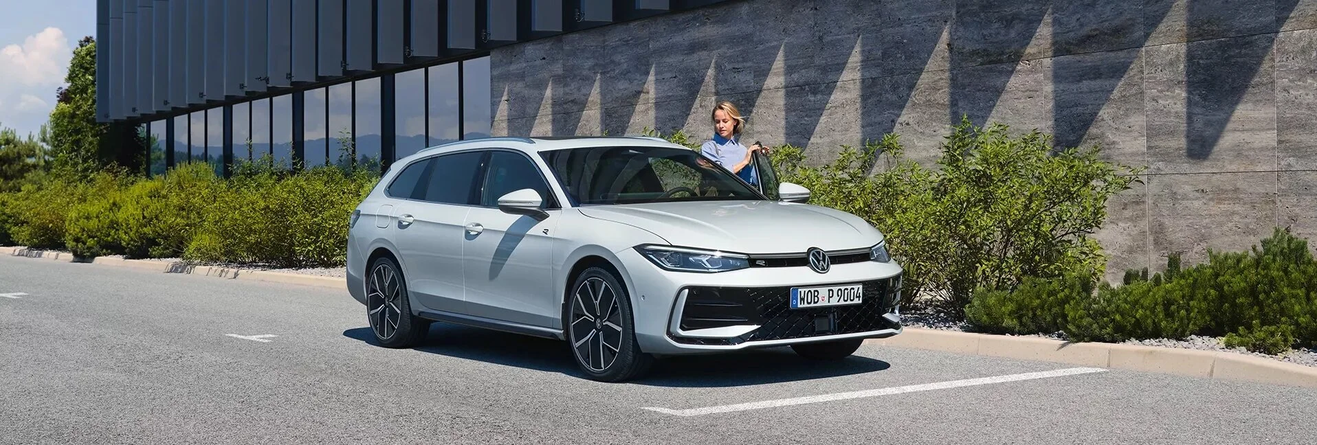 Der Volkswagen Passat auf einem Parkplatz in der Front- und Seitenansicht.