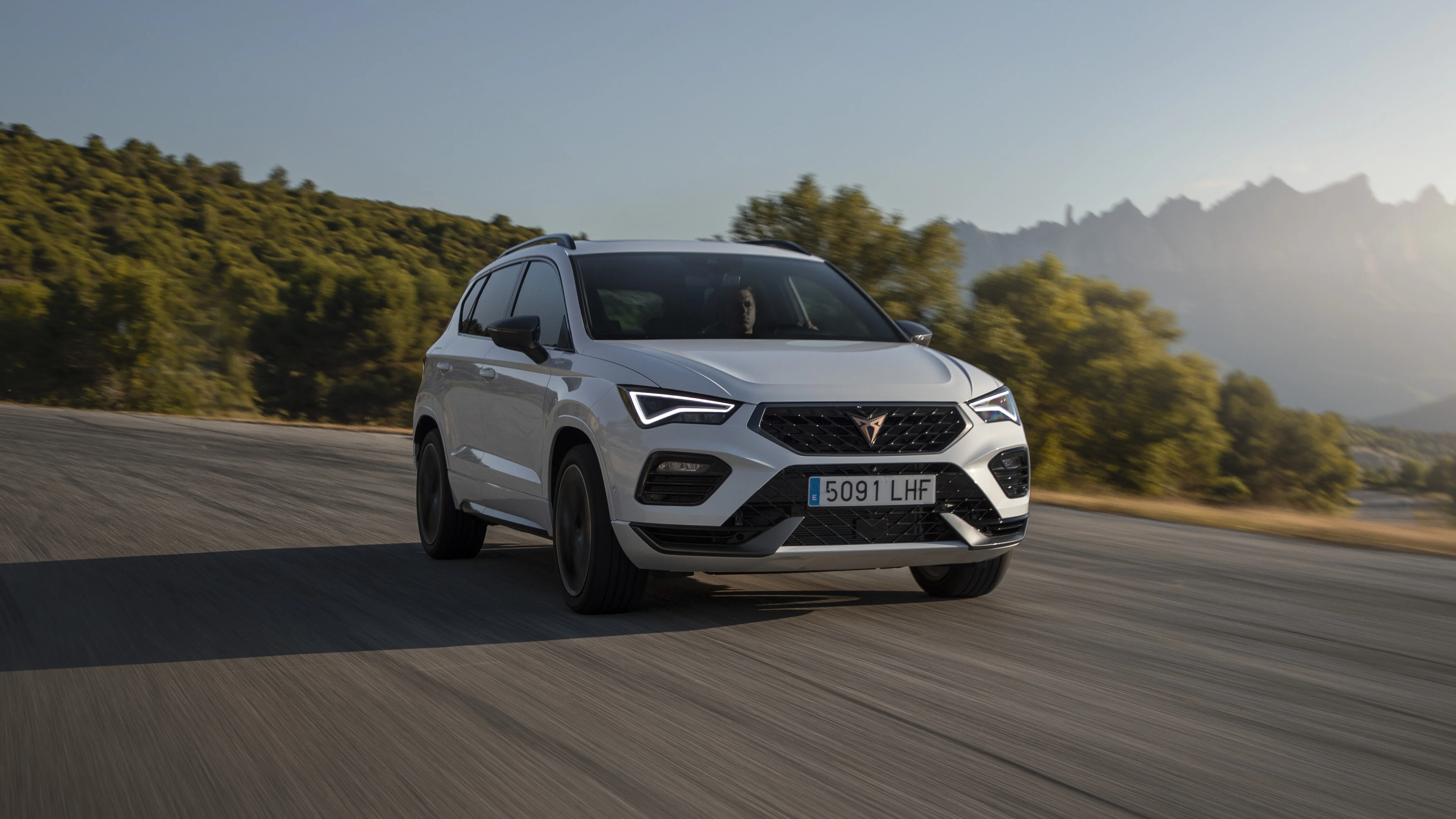 Der CUPRA Ateca in der Lackierung Bila Weiß.