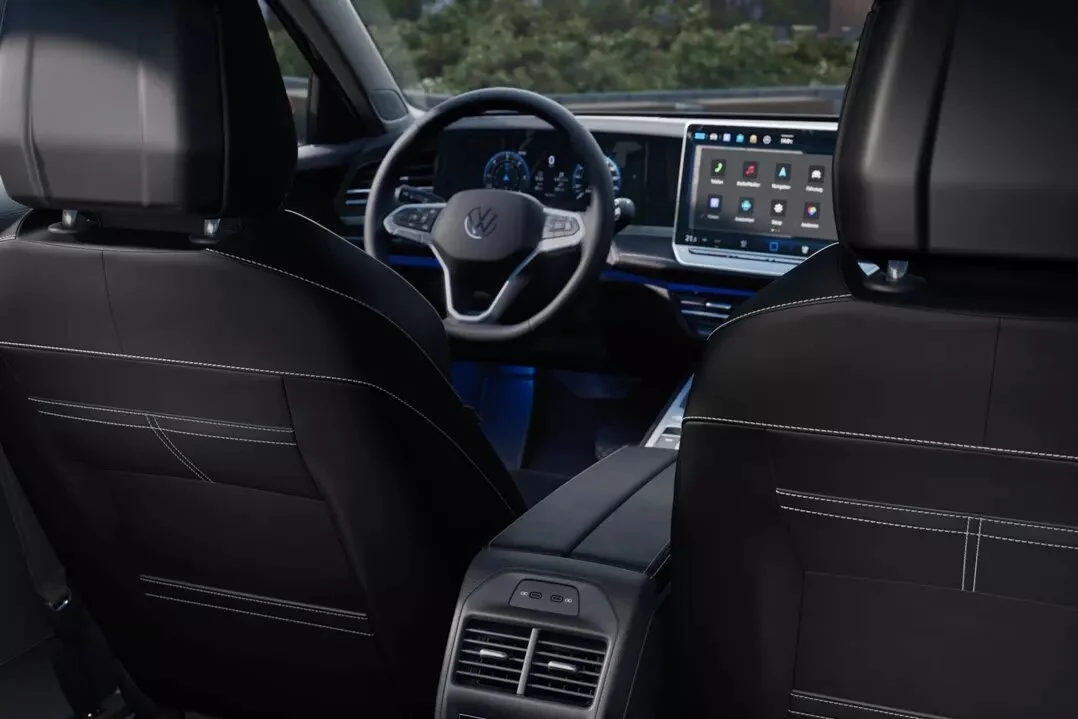 Das Interior des VW Passat - Blick von der Rückbank nach vorne