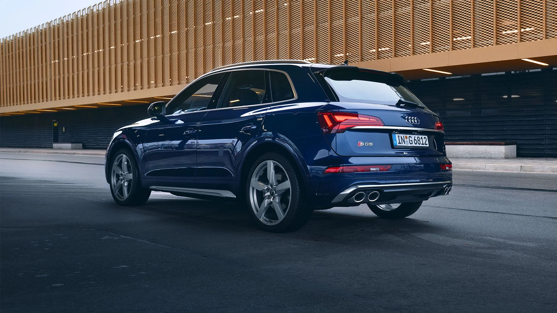 Der Audi Q5 in der Lackierung Navarrablau Metallic.