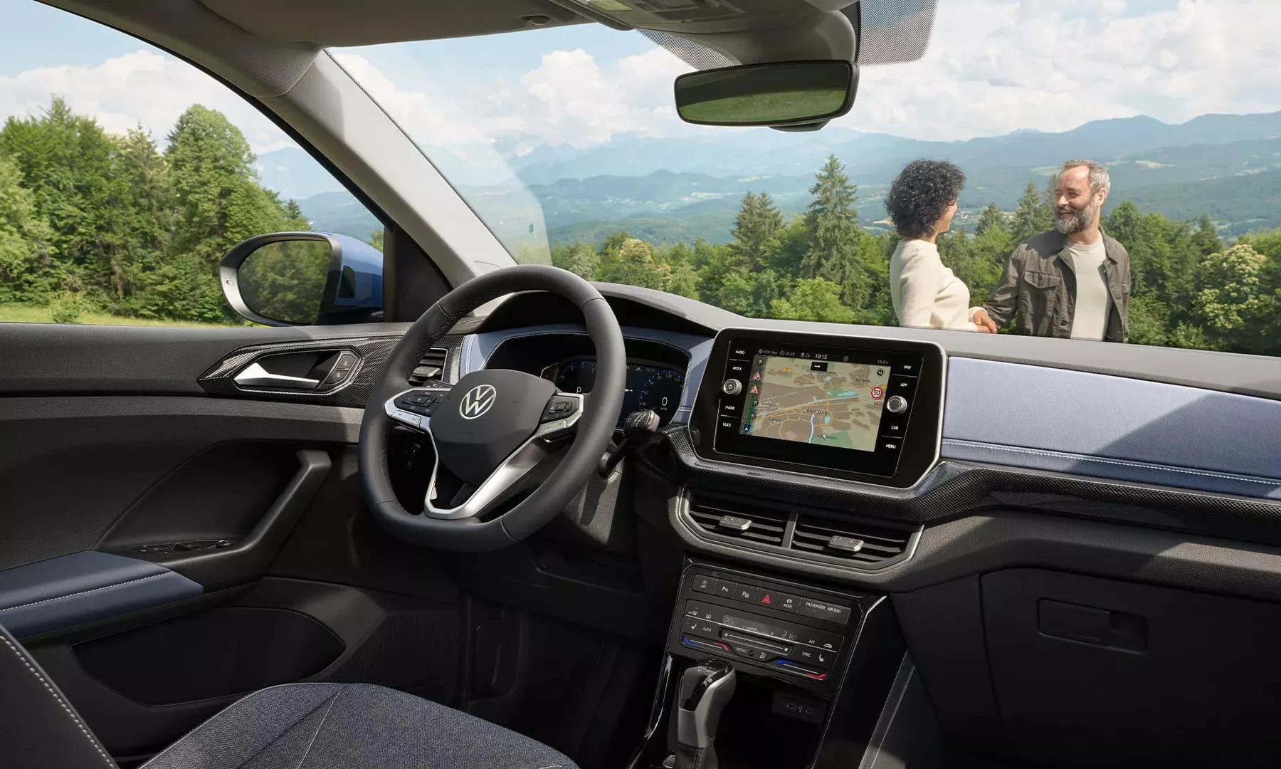 Das Interior des T-Cross mit Blick auf das moderne Infotainment-Display.