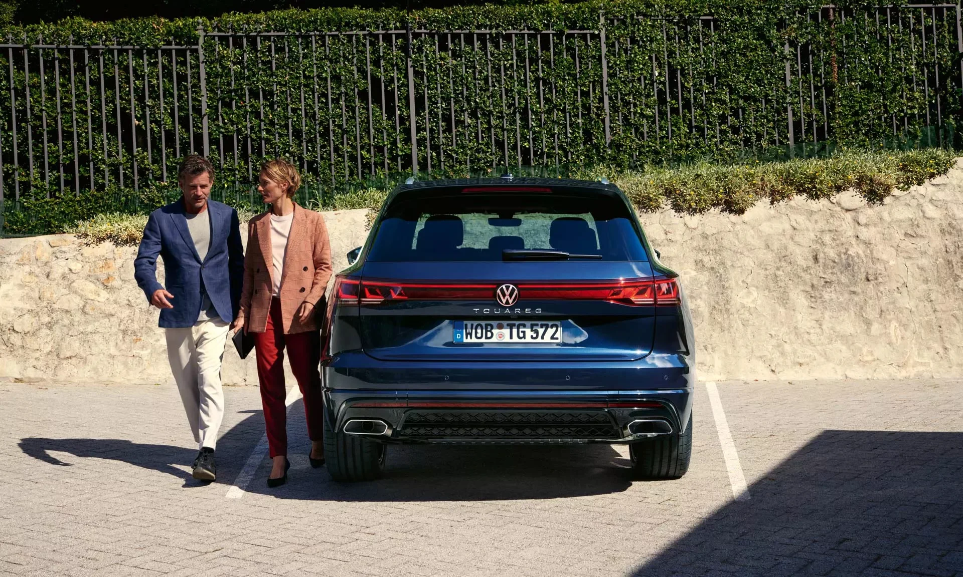 Der Touareg in der Heckansicht auf einem Parkplatz.