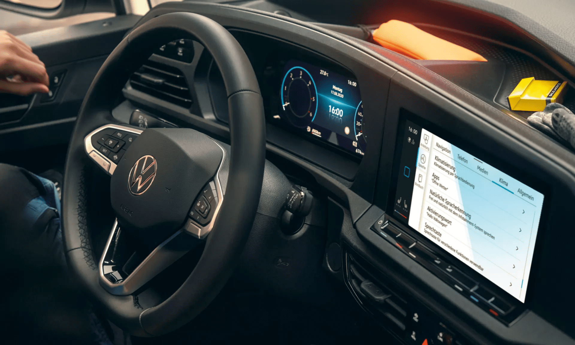 Sicht auf das Cockpit des neuen VW Caddy California.