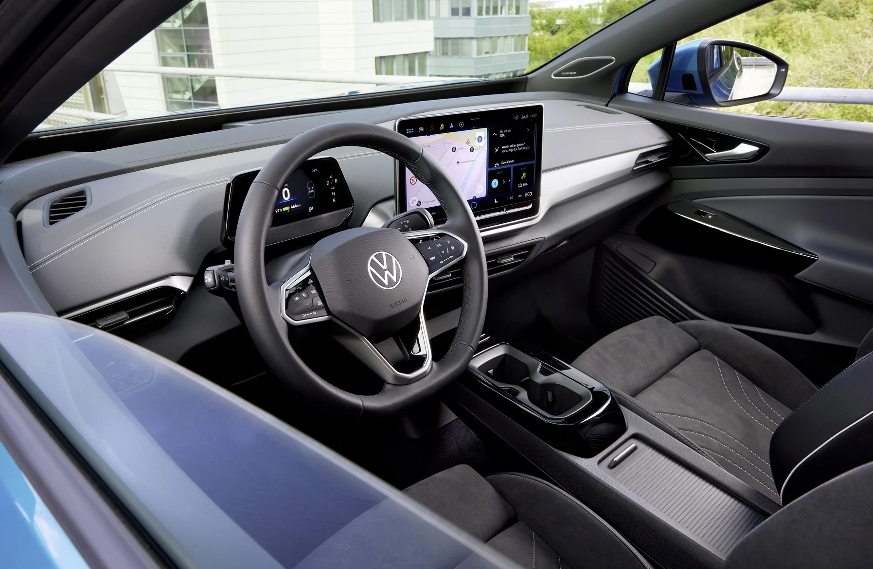 Blick in das offene Fenster des VW ID.4 - Armaturenbrett, Lenkrad und modernes Infotainment-System