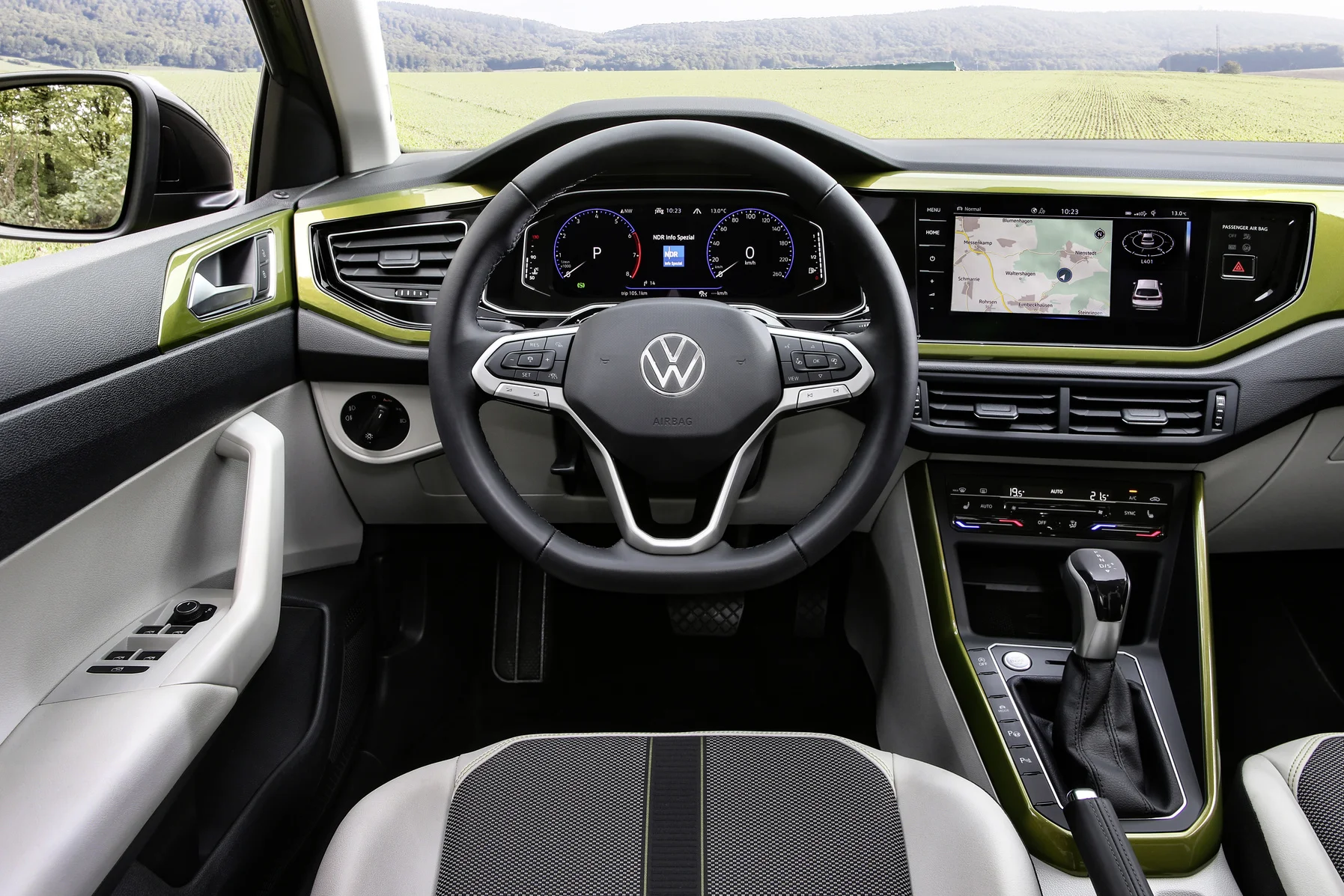 Das Interior des VW Taigo - Blick auf das Lenkrad aus Fahrerperspektive